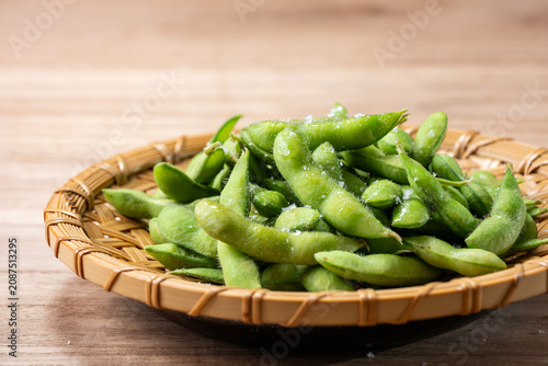 Fotografie ザルに盛られた茹でたての枝豆