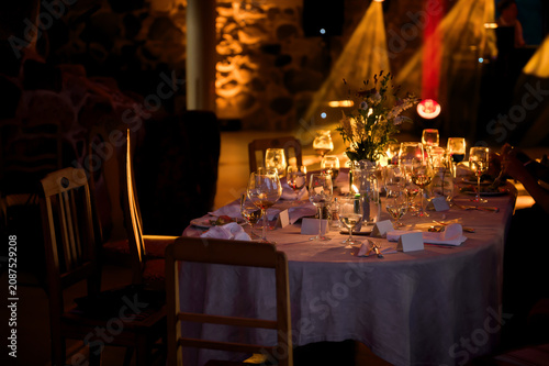 Quadro su tela Elegant candlelit wedding reception table with floral centerpiece, sparkling gla