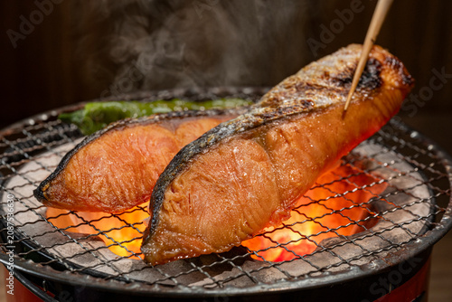 鮭を炭火で焼く