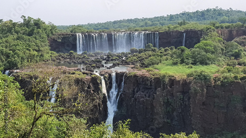 Fotografía Panoramic view of Iguazu Falls cascades and jungle landscape.