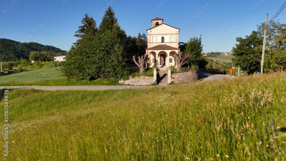 Obraz premium Historic Rural Chapel Nestled in the Green Hills of Piedmont Italy