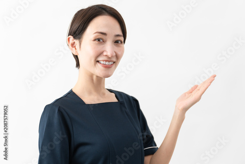 Plakat エステサロン制服を着た若い女性 ビューティイメージ