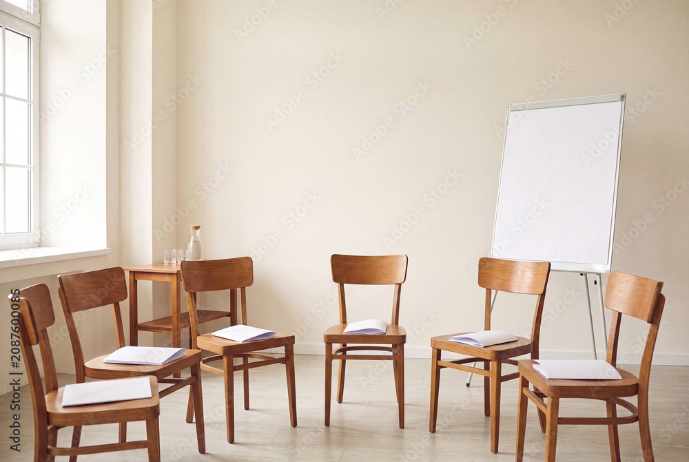 Fototapeta premium Empty chairs arranged in a circle for a group meeting