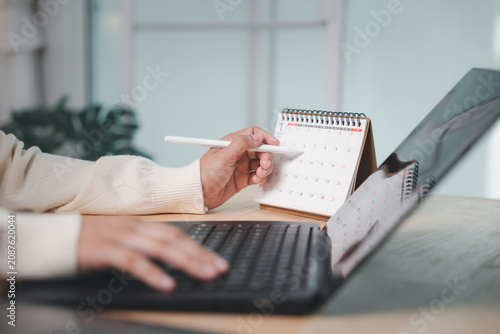 Canvas Print Person using pen for calendar planning to circle event time, scheduling business