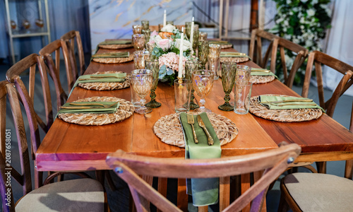 Foto Mesa de recepción para boda con decoración elegante, flores, velas y montaje rús