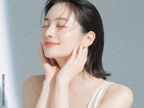 透明感とツヤのあるきらめく美しい白い肌の女性。 美容、スキンケア、広告素材