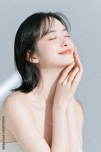 透明感とツヤのあるきらめく美しい白い肌の女性。 美容、スキンケア、広告素材
