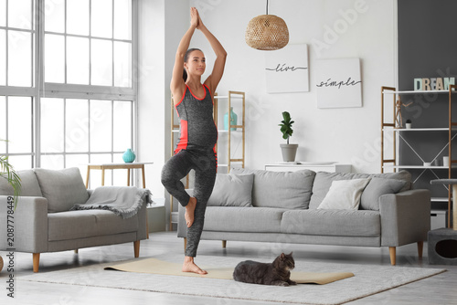 Sporty pregnant woman with ...