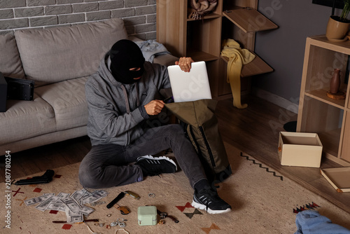 Male thief putting stolen l...