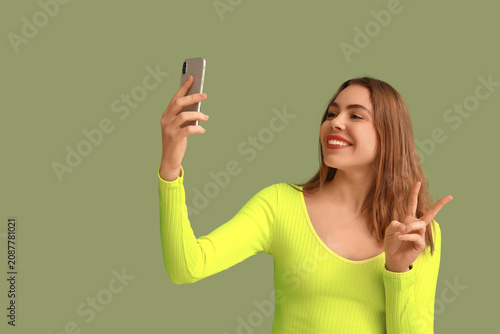 Pretty young woman showing ...