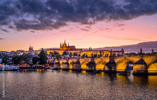 Panorama, Abend, Karlsbrücke, Moldau, hinten Burgberg Hradschin, Burg, Prag, Tschechien