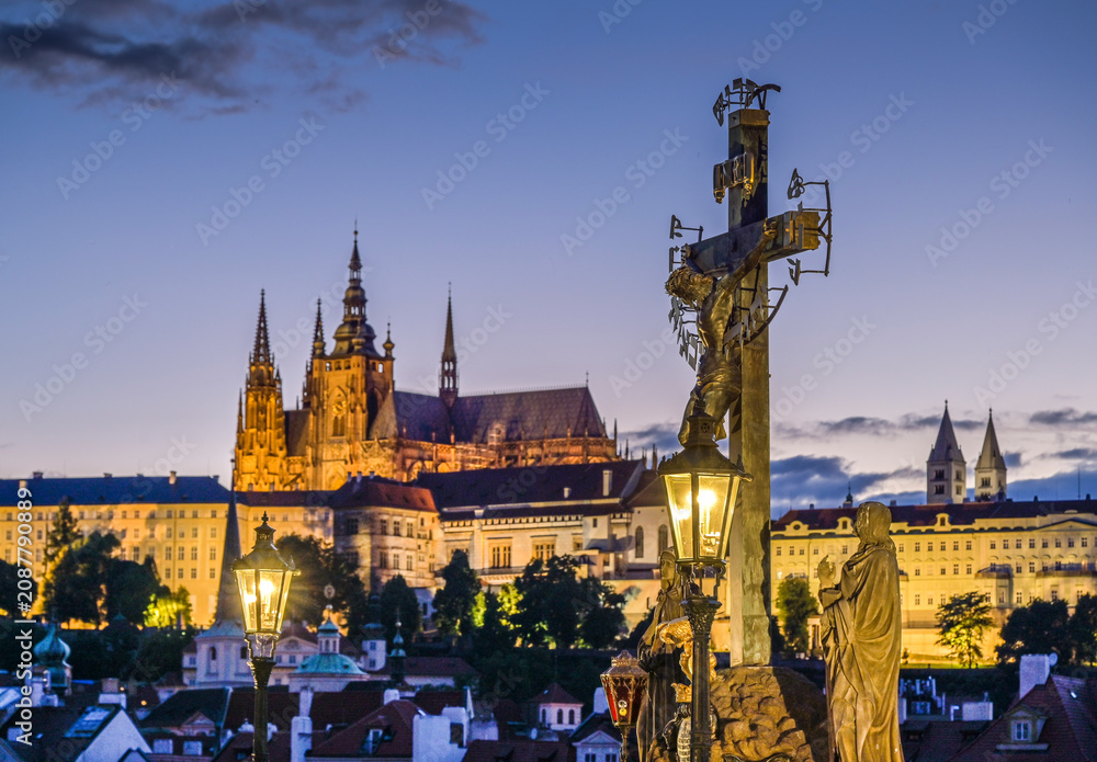 Naklejka premium Abend, Kruzifix, Karlsbrücke, Prag, Tschechien