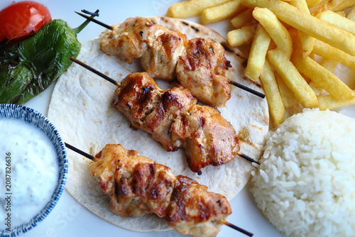 Quadro em tela Tasty grilled chicken skewers with hearty sides