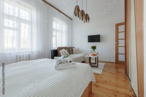 Foto Studio Apartment Interior with Made Bed and Living Zone