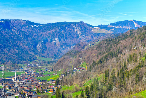 Foto Malerische Dorfansicht von Bezau im Bregenzerwald mit markantem Kirchturm vor be