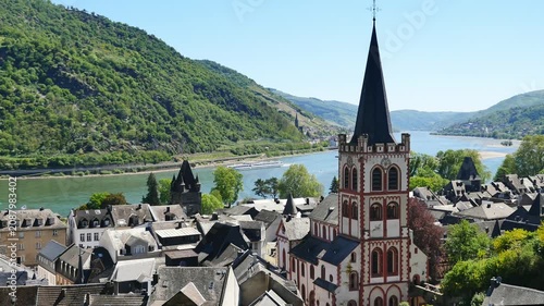 01.05.2026, Bacharach, Rheinland-Pfalz, Deutschland. Bacharach am Rhein, Fachwerk-Idylle in schöner Landschaft.