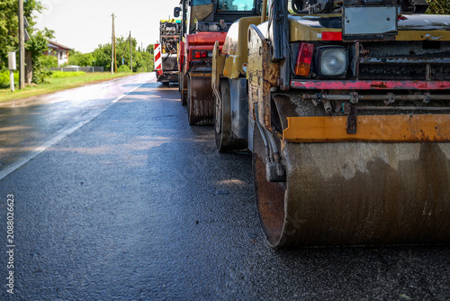 Foto Road Rollers Compacting Fresh Asphalt During Active Highway Construction Project