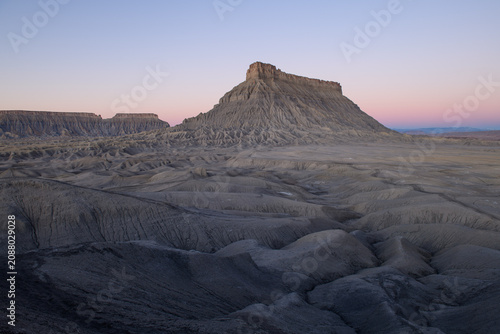 Fotografie Vast desert landscape in Utah displays grand rock formation, prominent mesa and butte in arid outdoor mountains