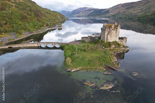 Eilean Donan Castle Schottland Highlands Loch Duich Dornie James Bond Luftaufnahme