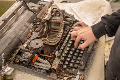 Cuadro en lienzo Hands typing on a rusty, broken vintage typewriter, symbolizing obsolete technol