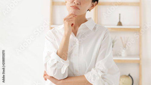 考える女性