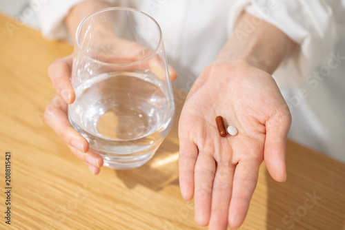 Принти на полотні 薬を飲む女性