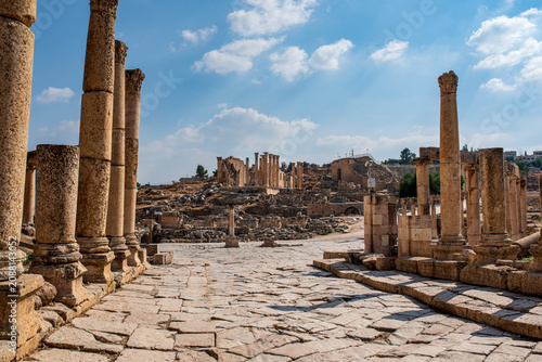 Tableau sur toile Ruins of the Temple of Artemis seen from Cardo Maximus in Jerash, Jordan