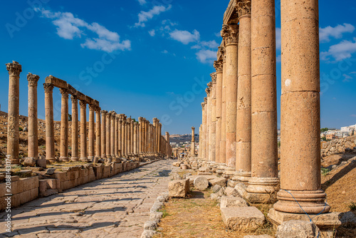 Cuadro en lienzo Double row of columns on the Cardo Maximus in Jerash, Jordan