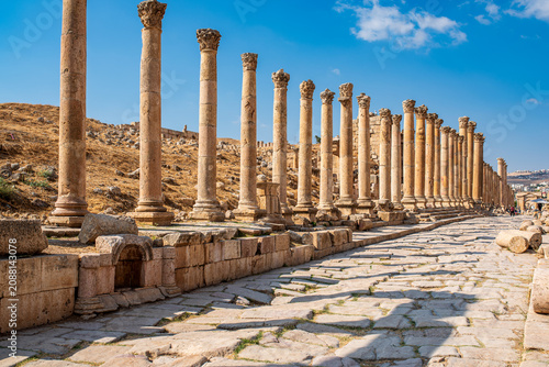 Tableau sur toile Perspective of the colonnade on the Cardo Maximus in Jerash, Jordan