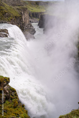 Fotografía Powerful cascade and rising mist of Gullfoss waterfall in the canyon, Iceland