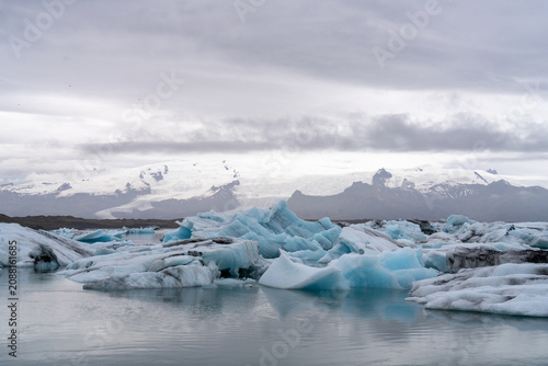 Obraz na plátně Jagged blue icebergs drifting across Jökulsárlón glacier lagoon, Iceland