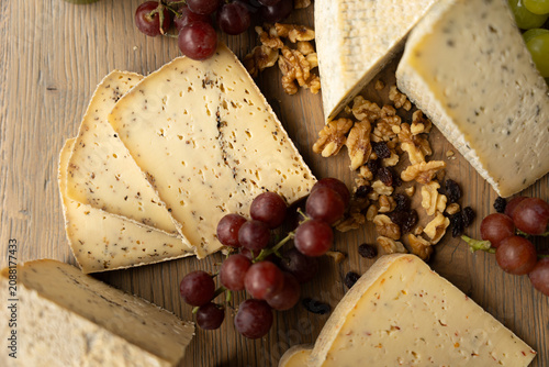 Cuadro en lienzo cheese and grapes platter - plateau fromages