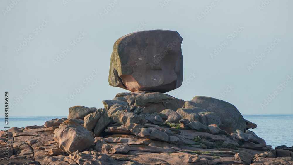 Fototapeta premium giant balancing pink granite rock formation on the coast of tregastel in brittany