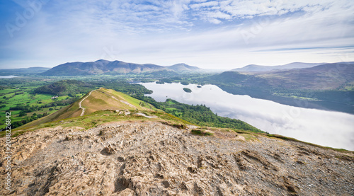 Konstfotografi A view across Derwent Water to Skiddaw and Blencathra with Skelgill Bank just below the summit marker stone of Cat Bells in the English Lake District, England UK