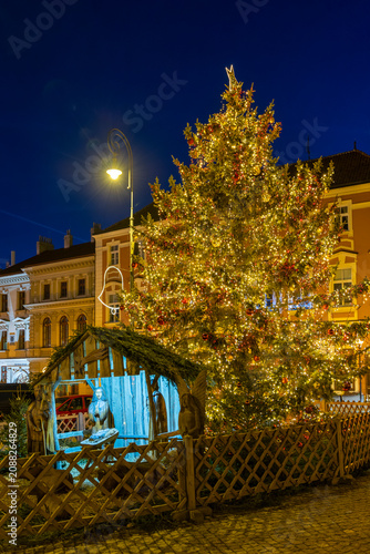 Tableau sur toile Znojmo Christmas tree and nativity scene illuminating town square