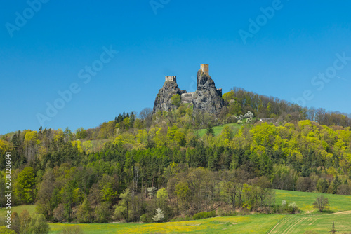 Fotografía Trosky Castle towering over Bohemian Paradise landscape