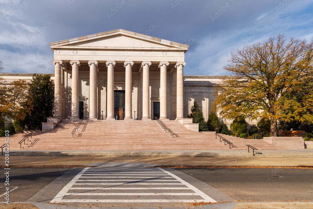 Obraz premium Museum building in Washington, D.C., on a sunny autumn day