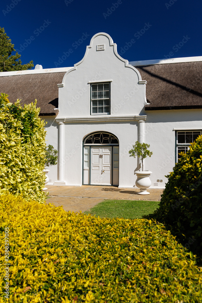 Obraz premium Winery mansion surrounded by greenery in South Africa