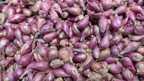 Konstfotografi Bright purple torpedo shallots tightly arranged, completely filling the frame