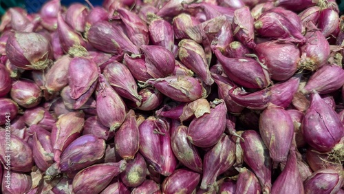 Konstfotografi Bright purple torpedo shallots tightly arranged, completely filling the frame
