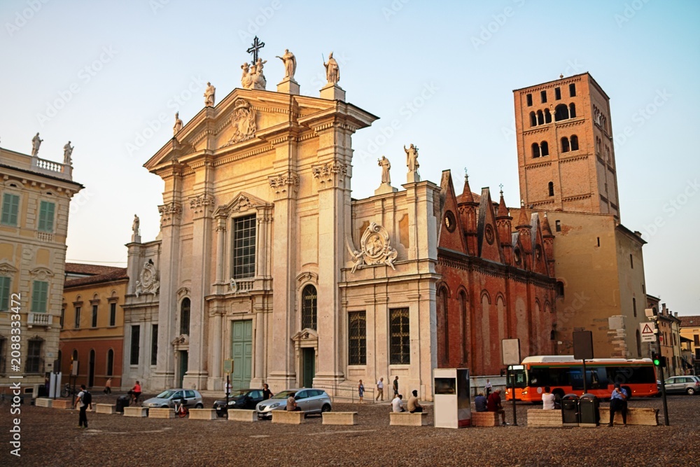 Fototapeta premium mantua, italien - kathedrale mit campanile an der piazza sordello