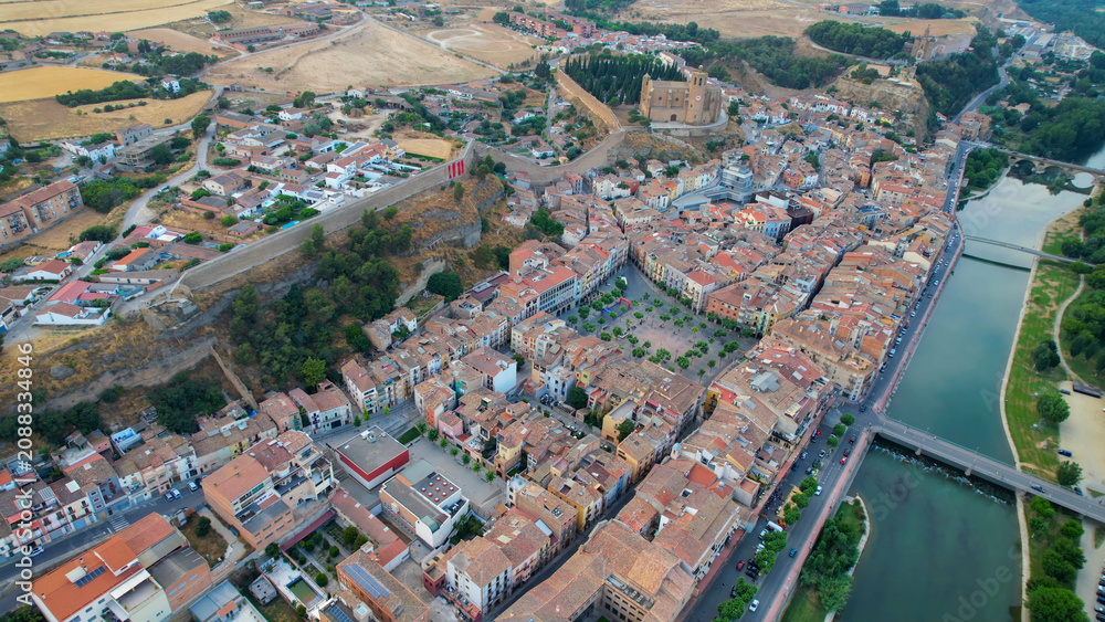 Obraz premium Aerial view of the downtown above the city and Balaguer in Spain, on a sunny spring afternoon.