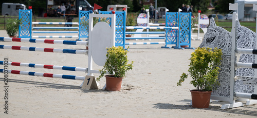 Springreiten Hindernisse auf einem Springreitplatz