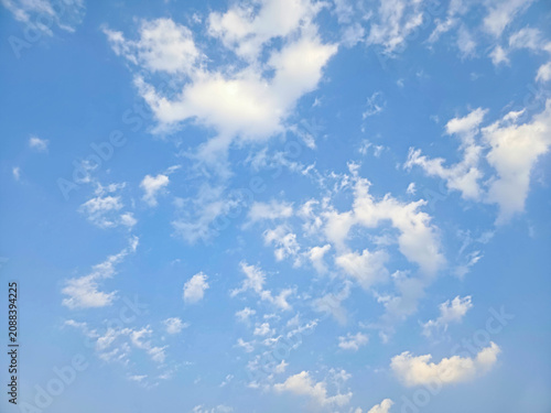 Foto Scattered clouds in a blue sky