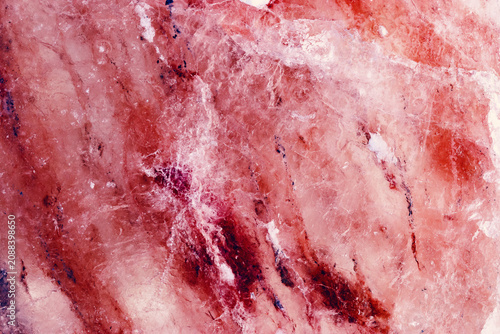 Foto Abstract background of Himalayan salt surface with marbled mineral texture, pastel pink coral color salt slab