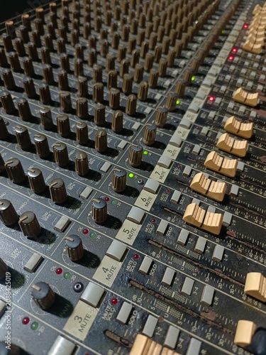 Cuadro en lienzo audio mixing console