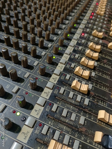 Cuadro en lienzo audio mixing console