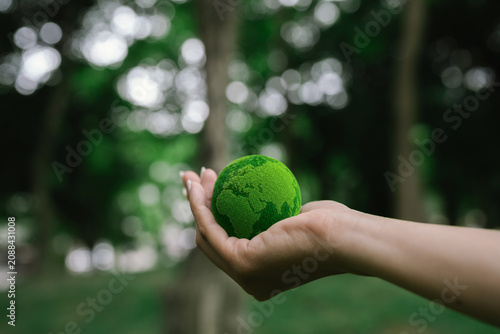 Φωτογραφία Hand holding a green moss-covered Earth symbolizing environmental protection, sustainability, climate action, and a greener future