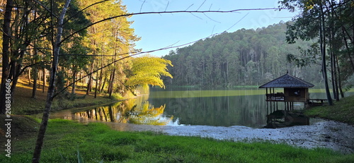 Fotografie The tranquil and beautiful scenery of Pang Oung during the warm sunlight