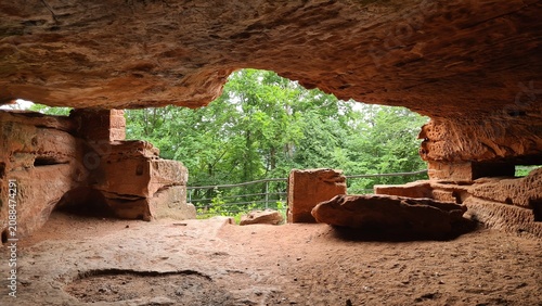 Fotografía Dans les ruines du château semi-troglodyte de Falkenstein et ses anciennes écuri